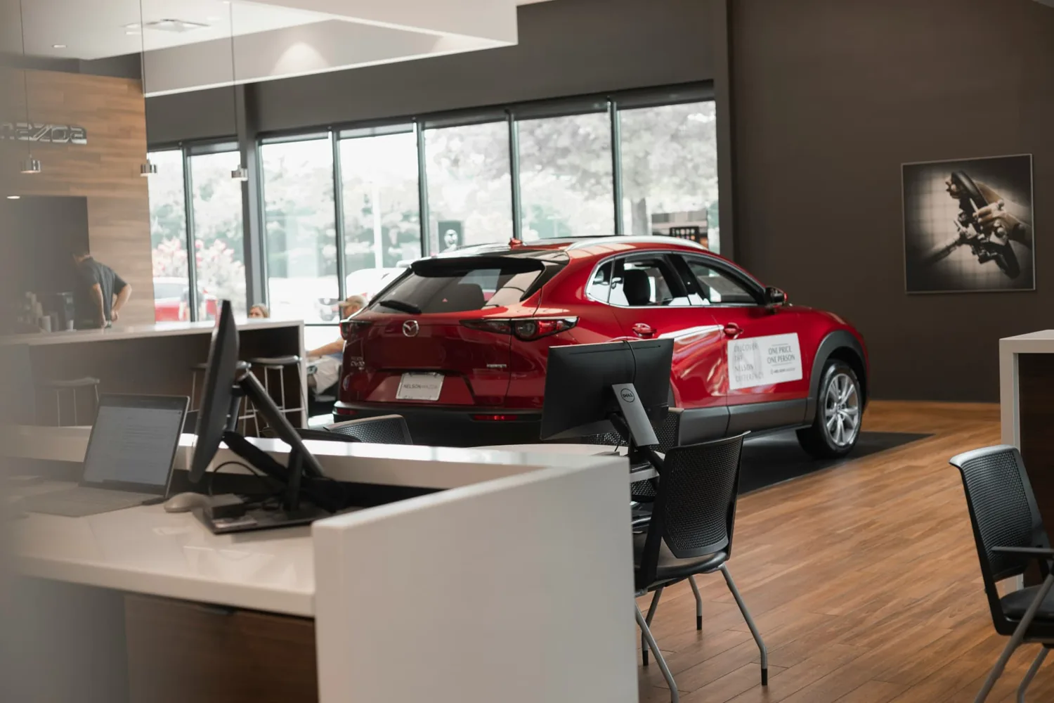 Rotes Auto im Ausstellungsraum eines Autohauses