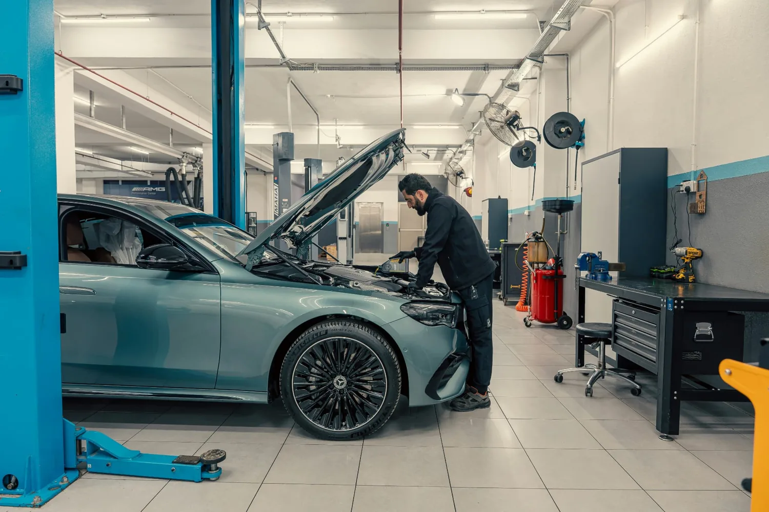 Mechaniker arbeitet an einem Auto in der Werkstatt