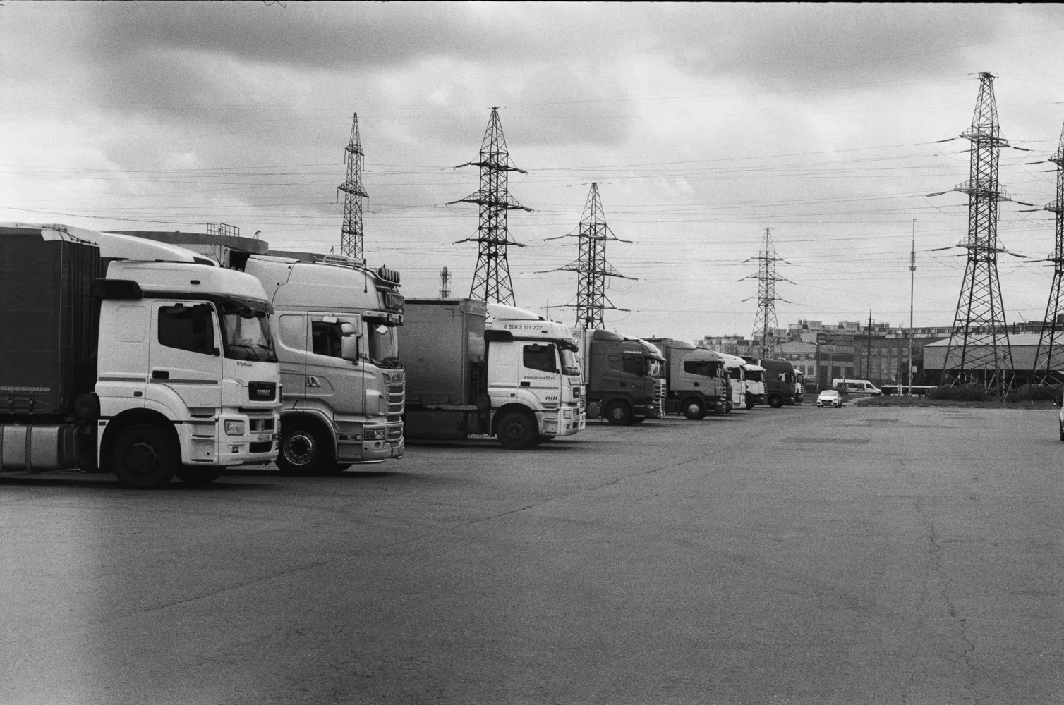 Geparkte Lkw auf einem Betriebshof