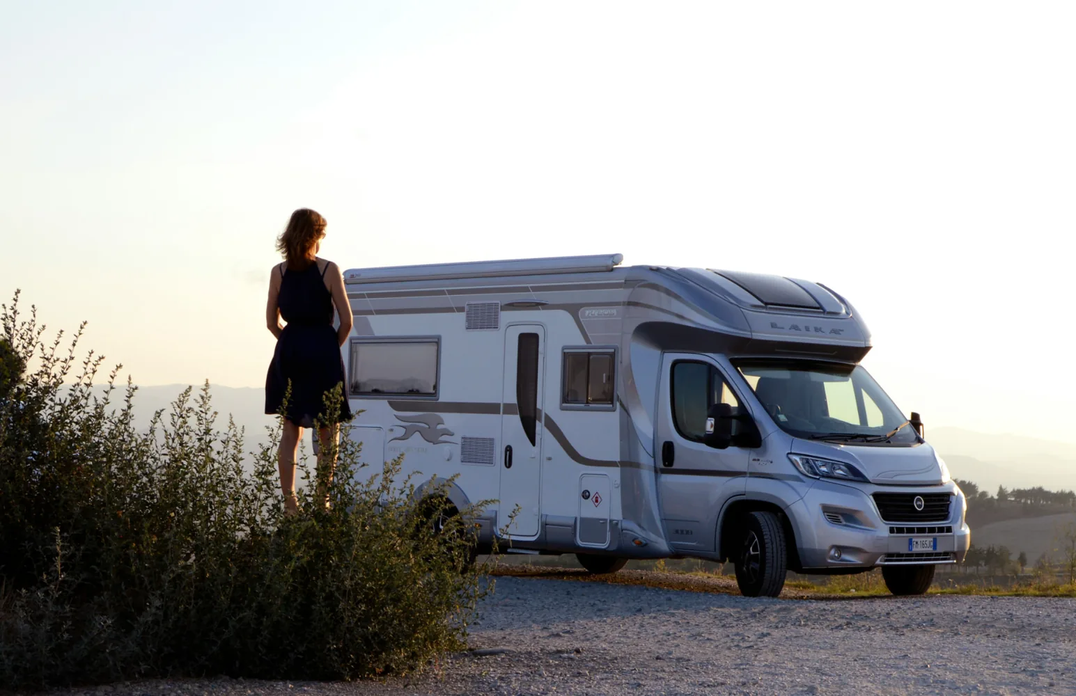 Reisemobil bei Sonnenuntergang in der Landschaft